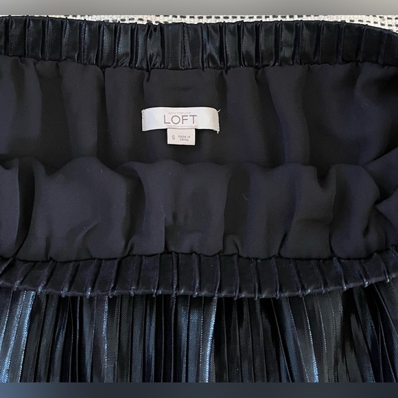NWOT. Loft Pleated Skirt. Size: S Color: Black - Picture 6 of 7